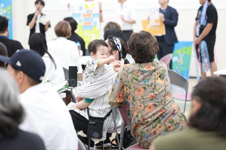 茉由さんのお子さんがイベント参加者と遊んでいる
