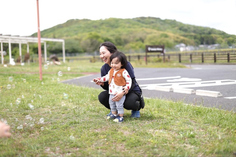 茉由さんとお子さんがシャボン玉を眺めている