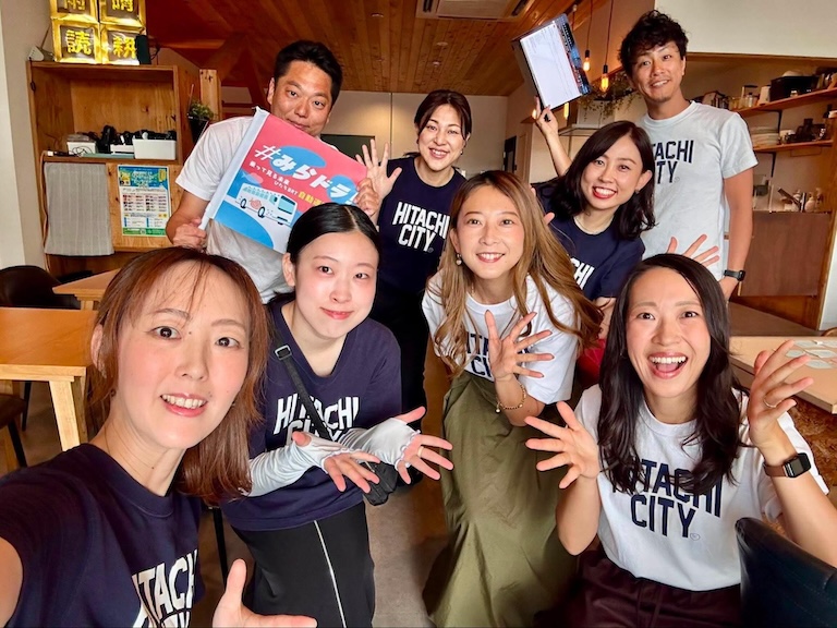 室内でパン入りの袋を手に笑顔で並ぶさきよさん