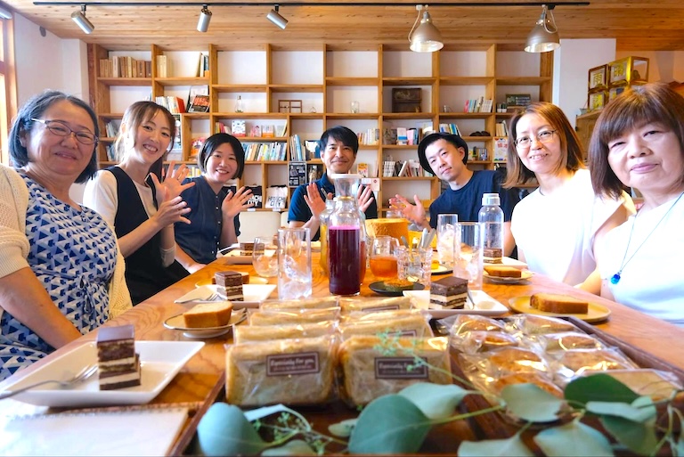 キッチンカウンターで堀下さんが調味料を注ぐ