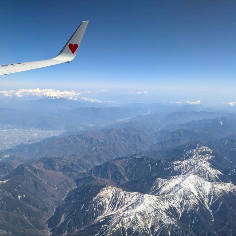 飛行機から見下ろす山脈