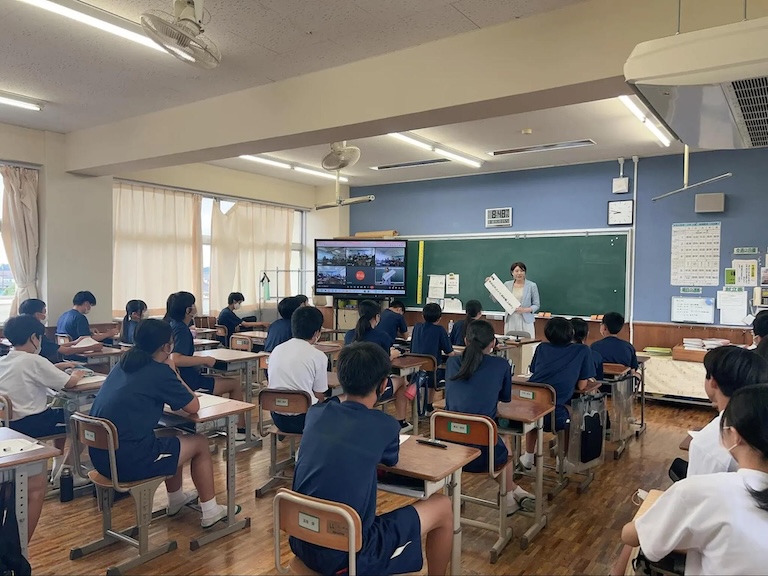 学生の前で発表している由季菜さん