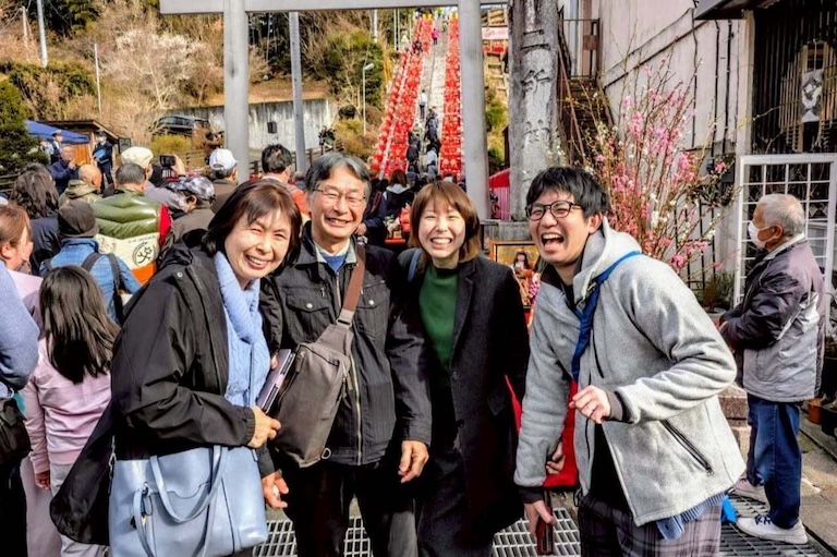 4人笑顔の集合写真